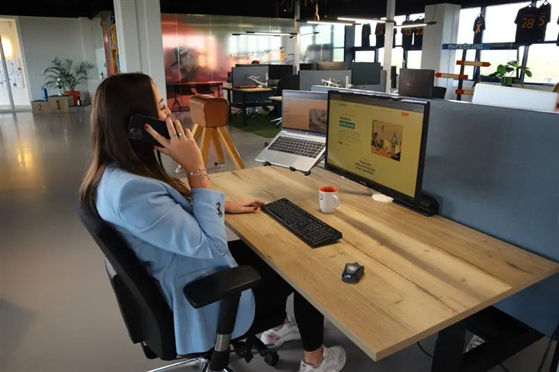 Medewerker van CertificeringsAdvies Nederland aan het werk op kantoor