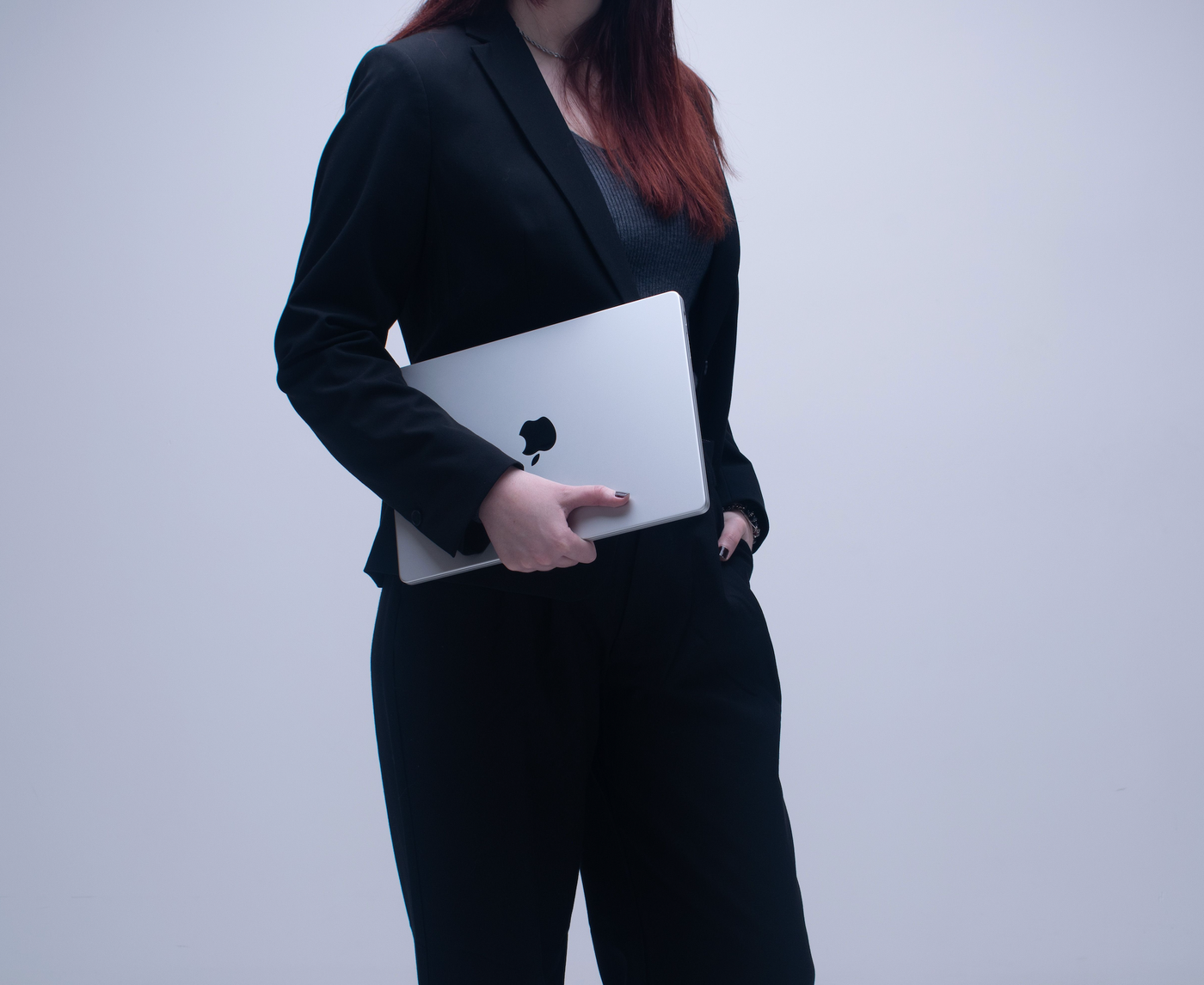 Creatief team werkt met een MacBook Pro in een Utrechts bureau