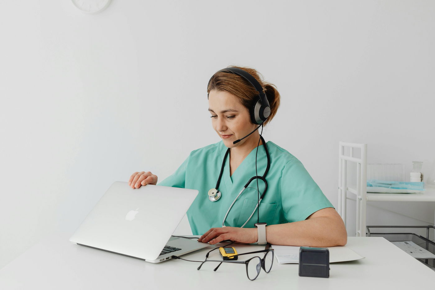 Zorgmedewerker werkt met een MacBook en iPhone