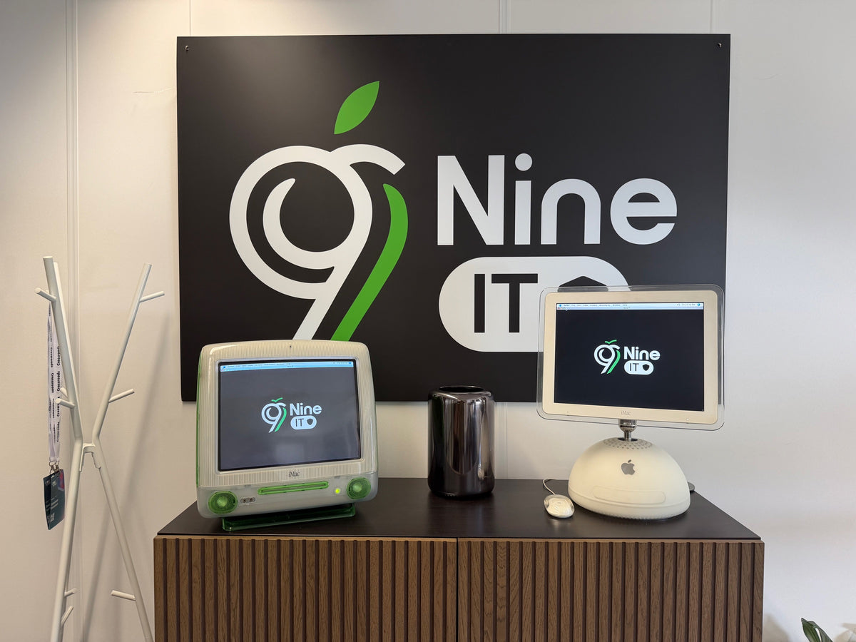 Het kantoor van Nine IT in Utrecht, met het logo en klassieke iMacs