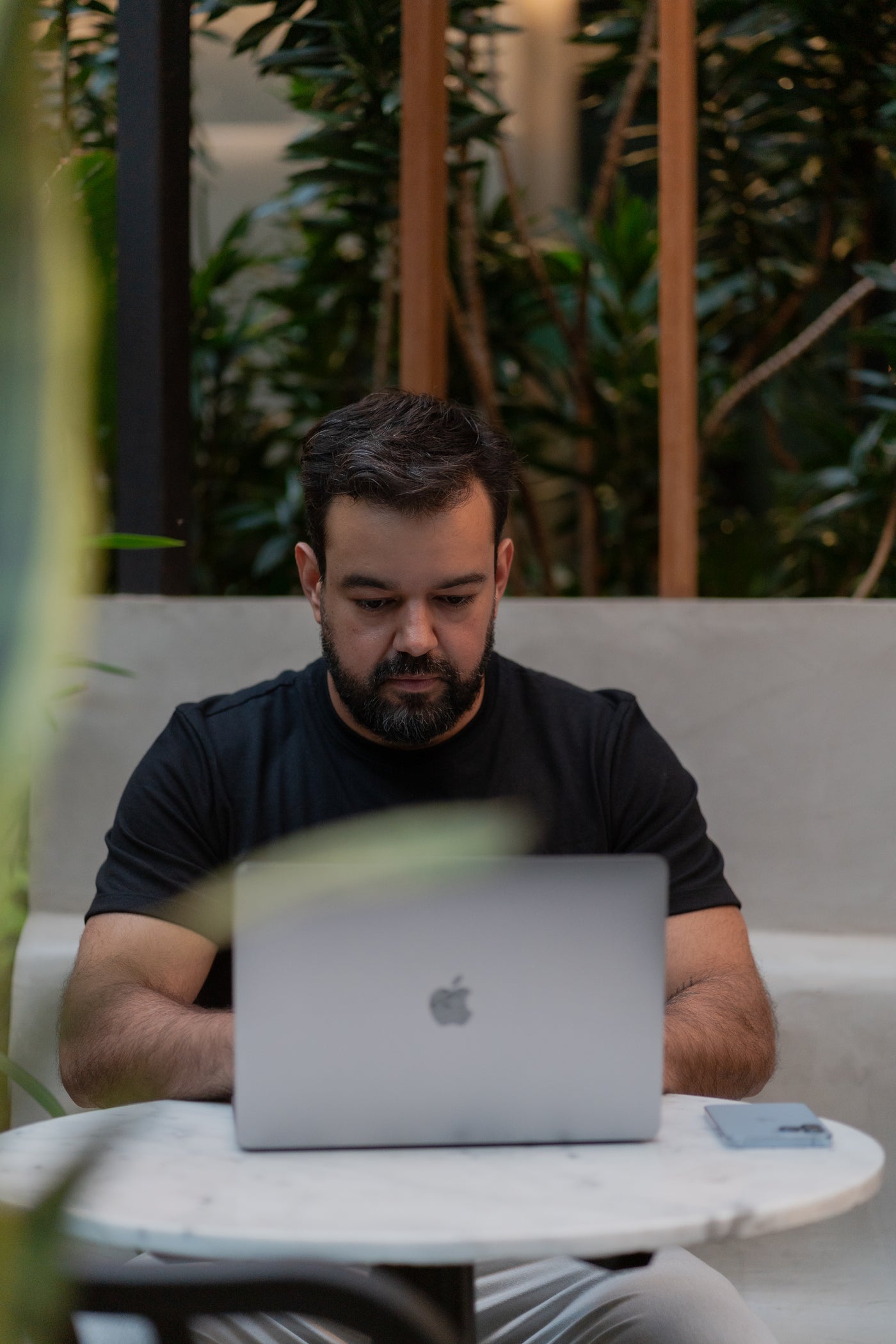 Medewerker werkt aan een georganiseerde Apple-werkplek